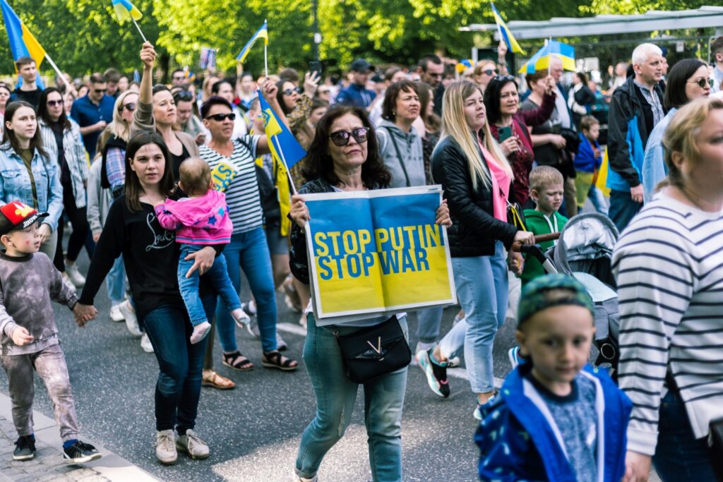 Antywojenny marsz Strajku Kobiet przez Warszawę. Foto Justyna Grochowska