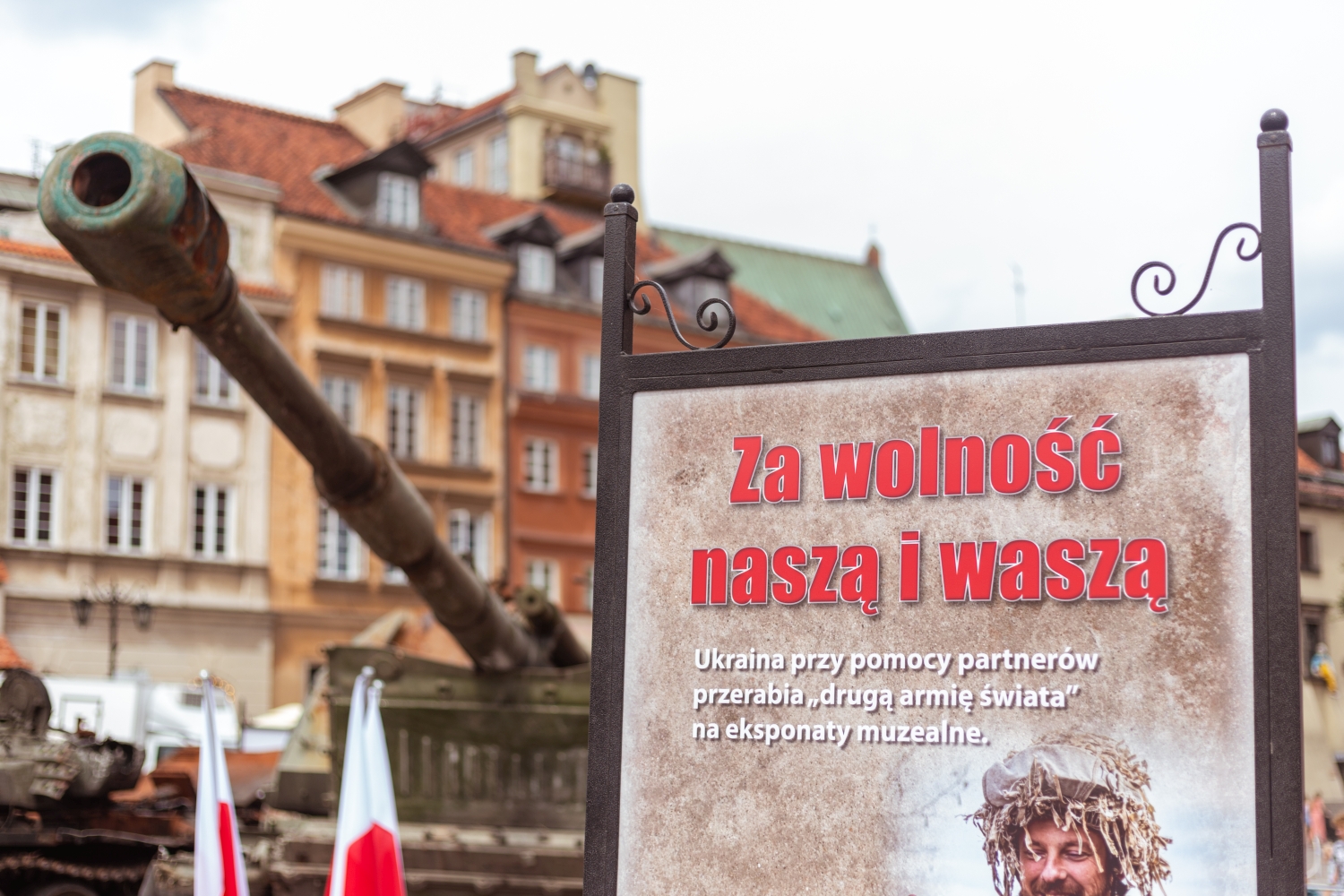 Wraki czołgów na placu Zamkowym - wystawa "Za wolność naszą i waszą". Foto Justyna Grochowska