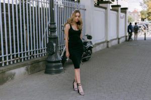 Letnia sesja zdjęciowa z modelką w czarnej sukience