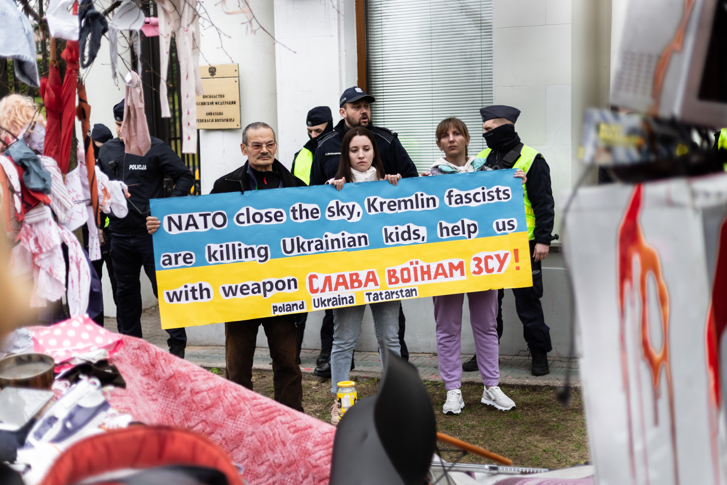 "Daj coś z worka dla orka!" - happening pod ambasadą Rosji. Foto Justyna Grochowska
