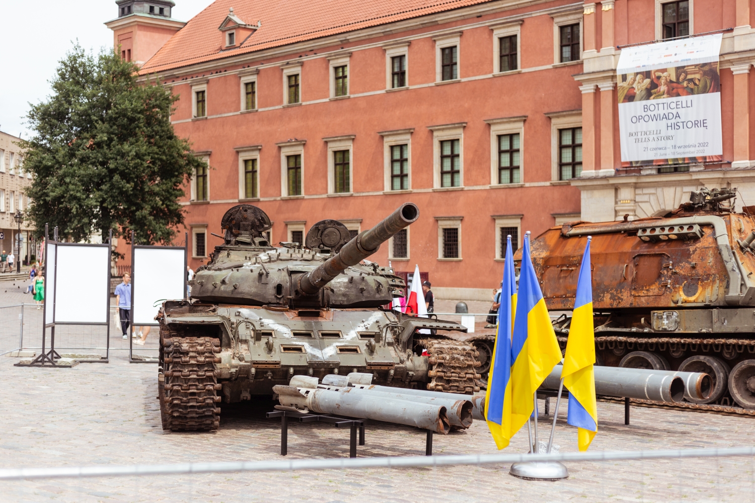 Wraki czołgów na placu Zamkowym - wystawa "Za wolność naszą i waszą". Foto Justyna Grochowska