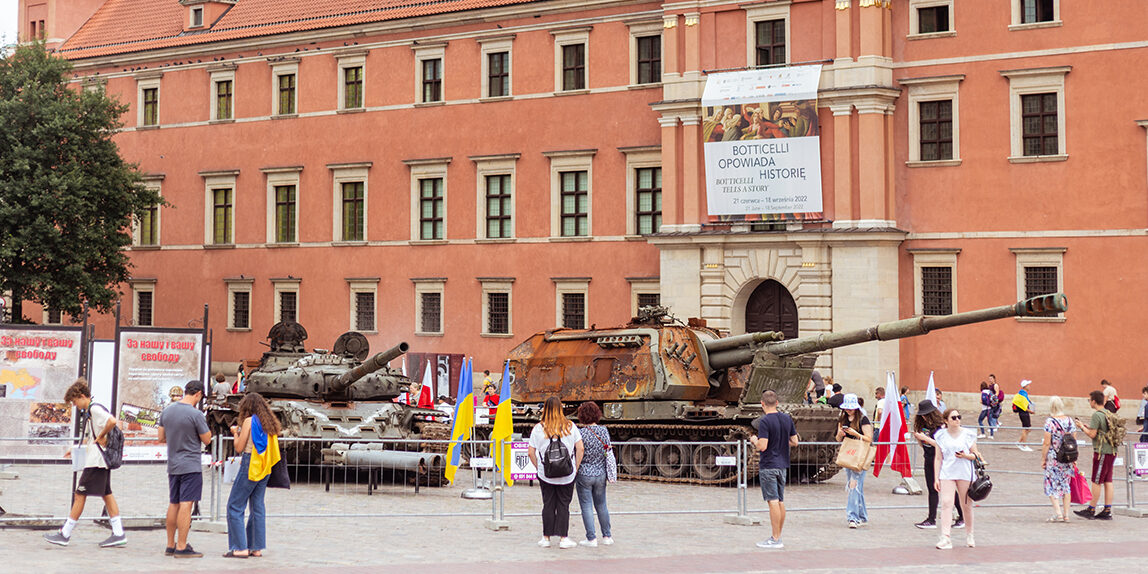 Wraki czołgów na placu Zamkowym - wystawa "Za wolność naszą i waszą"