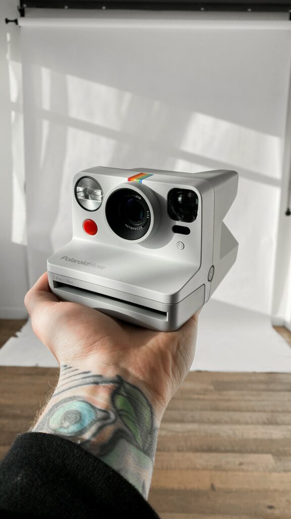 Biały aparat Polaroid Now