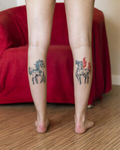 Fotograficzny projekt o wytatuowanych. Tatuaże bohaterki